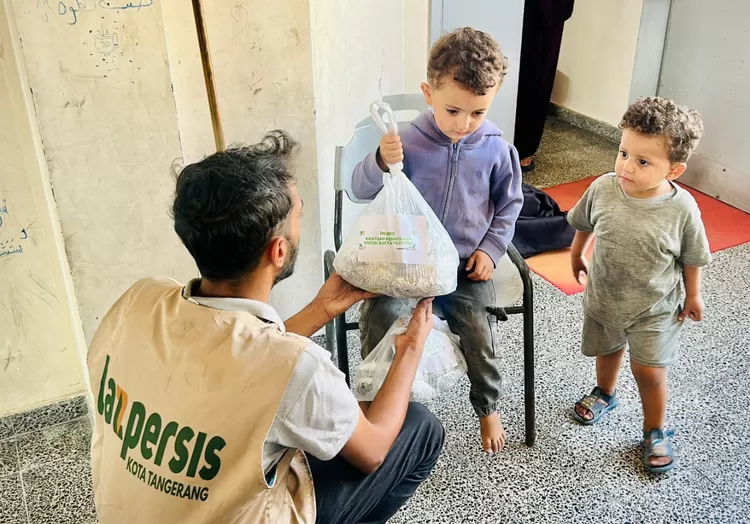 Anak Palesttina menerima bantuan dari Gerai LAZ PERSIS Kota Tangerang 