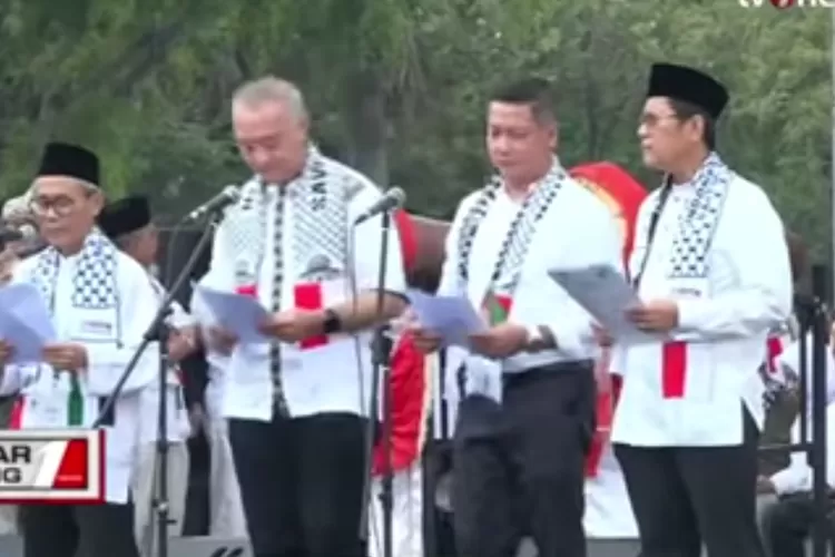 Empat tokoh lintas agama saat membacakan 6 poin tuntutan dalam acara aliansi rakyat bela palestina di kawasan Monas, Jakarta Pusat, Minggu (6/11/2023). (FOTO: Screenshoot YouTube Tv One)