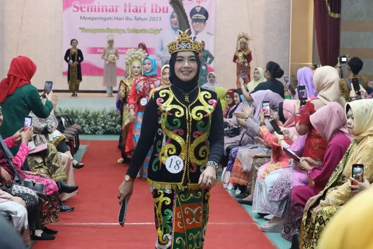 Balai Patriot Pemkot Bekasi gemeriah oleh pesona keindahan busana adat dan kebaya nusantara dalam Lomba Fashion Show, sebagai bagian dari Peringatan Hari Ibu 2023.  (FOTO: Dharma/Suarakarya.id)