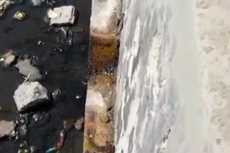 Tanggul air laut di Pantai Mutiara Jakarta disebut sering bocor, netizen desak Giant Sea Wall dibangun (Tangkap layar Insert Live)