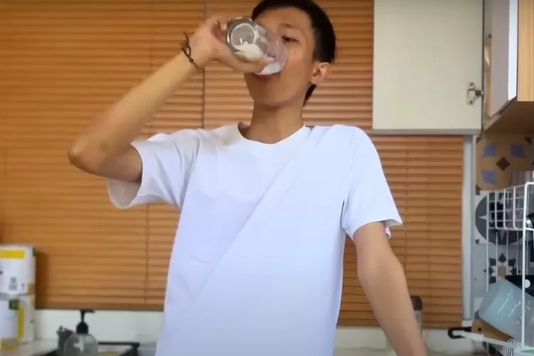 Meneguk segelas nutrisi untuk menambah berat badan dan membentuk massa otot. (Foto/YouTube - @appetonindonesia4679.)