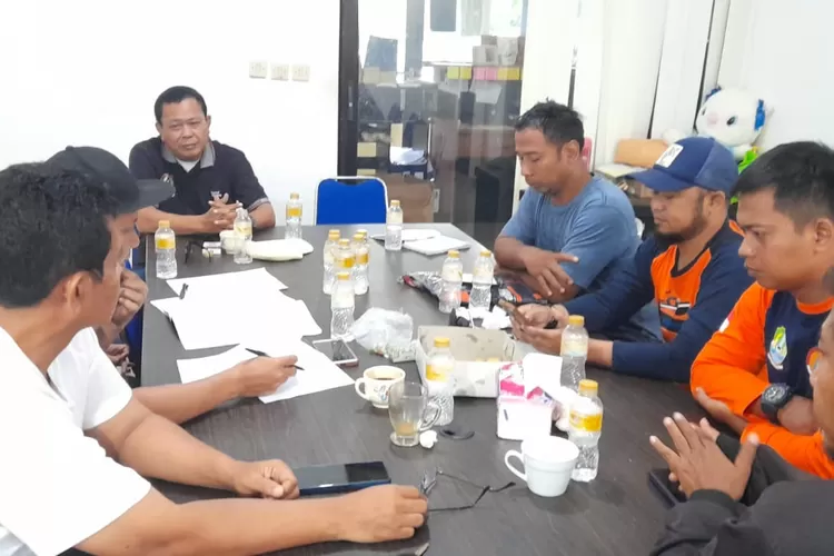Ketua Forum Pengurangan Risiko Bencana (FPRB) Kota Bekasi, Abdul Haris, memimpin rapat persiapan untuk rapat kerja (Raker) Forum Pengurangan Risiko Bencana tahun 2024.  (FOTO: Dharma/Suarakarya.id)