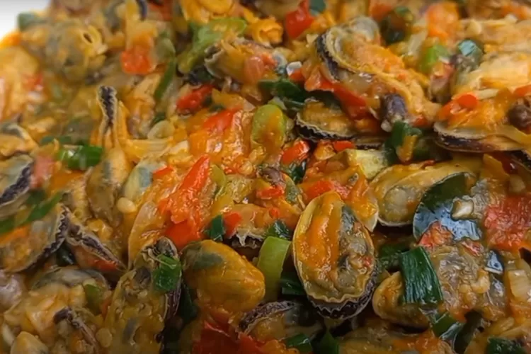 Memasak kerang (Foto/YouTube - @dapurkumemasak.)
