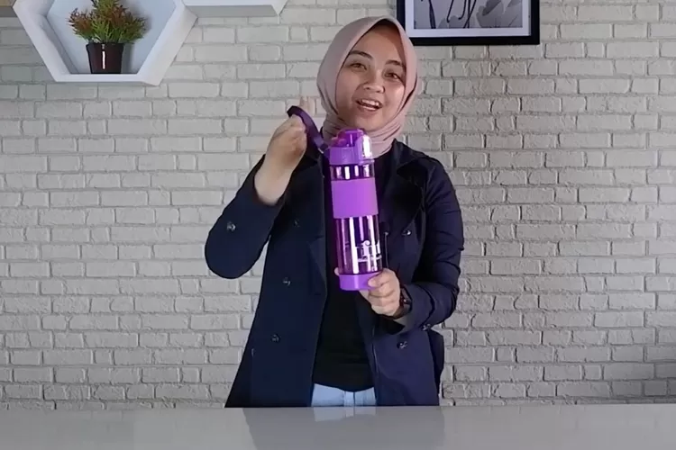 Botol minum praktis untuk menemani aktivitas seharian, biar tetap terhidrasi di mana pun kamu berada! (Foto/YouTube - @fitbsa.)