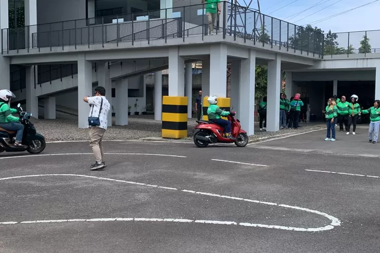 PT Daya Adicipta Motora mengajak ojol perempuan peduli dengan keselamatan berkendara.