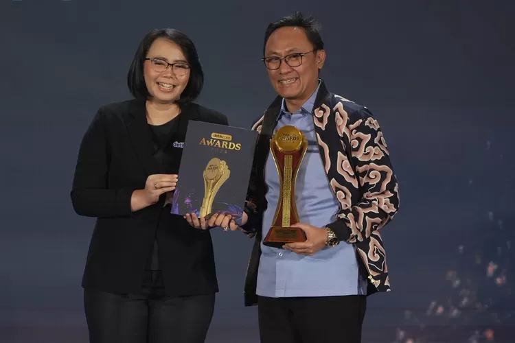 Kepala BPJPH, Muhammad Aqil Irham menerima penghargaan Detikcom Award 2024 - Foto: Istimewa