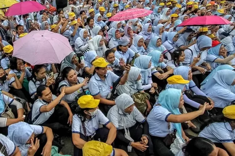 PHK massal hantam Jawa Tengah hingga pabrik besar tumbang. Simak penyebabnya dan apa langkah pemerintah selanjutnya. (UlasBandung.com / Net)