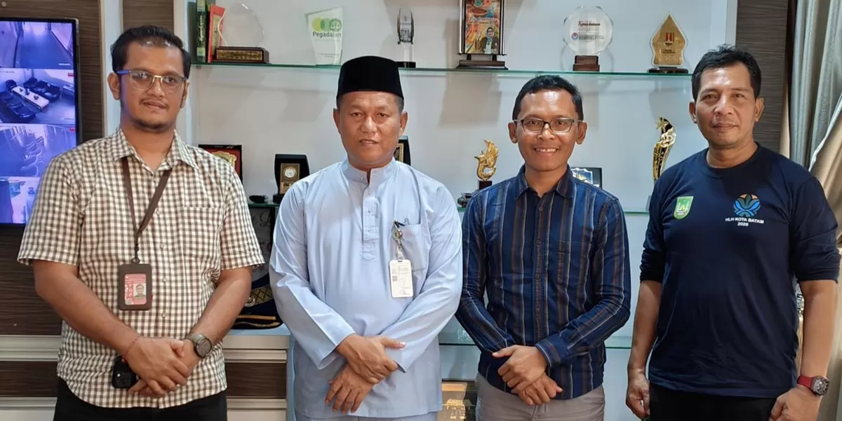 Sekda Kota Batam Firmansyah foto bersama dengan perwakilan Wing Air. (Foto:Diskominfo Batam) 
