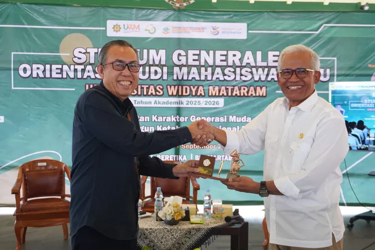 Rektor UWM, Prof. Dr. Edy Suandi Hamid, M.Ec. (kiri) bersama Ketua DPD IKAL Lemhannas DIY, Prof. Dr.rer.soc. R. Agus Sartono, M.B.A. dalam acara Studium Generale Orientasi Studi Mahasiswa Baru di Pendopo Agung Kampus Terpadu UWM, Rabu (10/9).  (Foto: Dok. Istimewa)