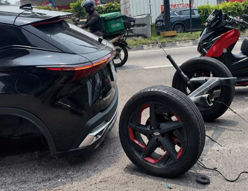 Mobil Chery patah As roda di Malaysia /foto Facebook Jiang Zhao Shang (Lie/Promedia)