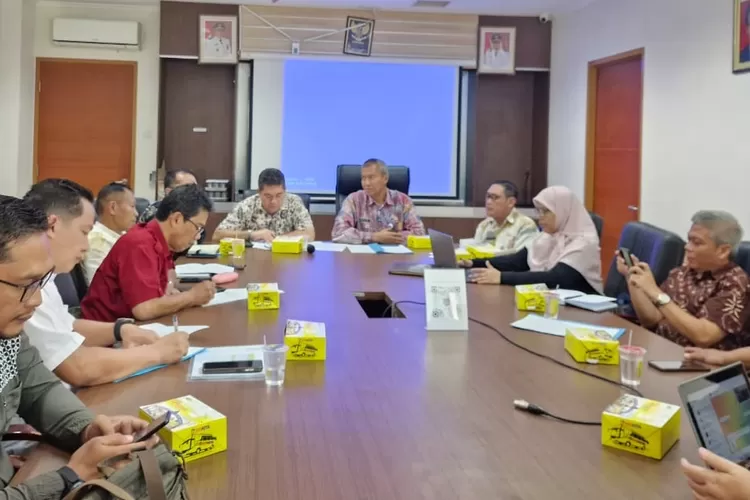 Foto saat rapat Depeko di lantai 8 gedung Baleka 2, balaikota Depok, pada Jumat (13/12). (ANDIKA EKA/RADAR DEPOK)