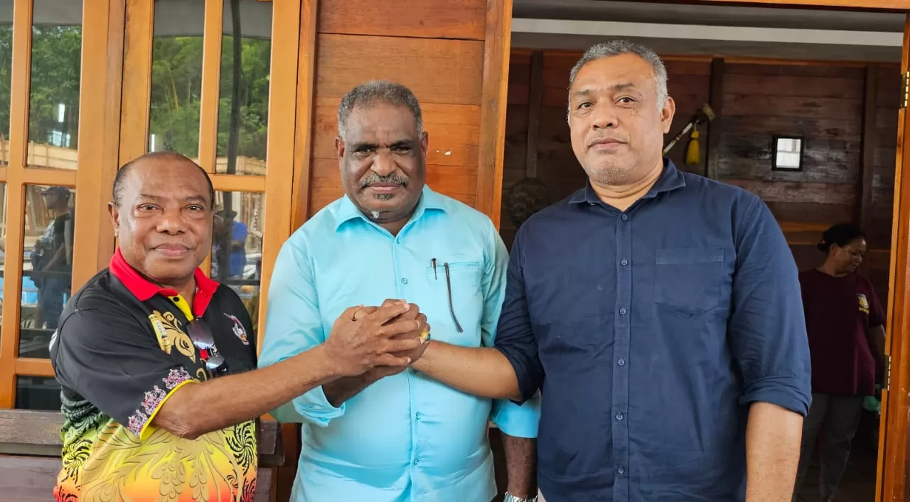Pasangan Calon Wali Kota Jayapura, Abisai Rollo didampingi Ondoafi Kayu Pulau, Nicolas Youwe dan Kepala Suku Youwe, Silas Youwe. (Foto: HANS PALEN/CEPOSONLINE.COM).