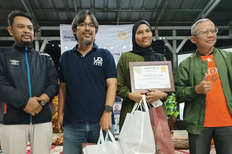 Penyerahan sertifikat dan sovenir kepada narasumber pada acara talkshow remaja Rw8 Kelurahan Kalibaru, Kecamatan Cilodong. (ANDIKA EKA/RADAR DEPOK)