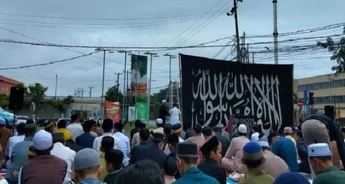 Jemaah Tarekat Naqsyabandiyah saat melaksanakan Salat IdulFitri 1447 Hijriah di area parkir ruko pinggir Jalan Perintis Kemerdekaan, Makassar.(cnnindonesia.com)