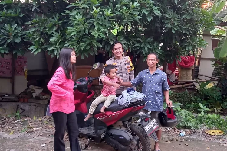 Seorang anak berumur 3 tahun kembali kepada orangtuanya, setelah dibawa oleh pengasuhnya di Kelurahan Abadijaya, Kecamatan Sukmajaya