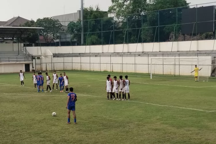 Suasana pertandingan pertama pada grub B cabor sepakbola di event Popwilda Wilayah I atau Jawa Barat 2024. (ANDIKA EKA/RADAR DEPOK)