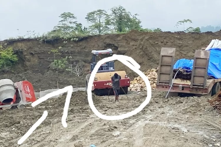 Hasil pantauan: Seorang pekerja konstruksi mega proyek kantor imigrasi sedang manarik besi dilokasi proyek tanpa menggunakan APD lengkap (Ist/metrosulteng)