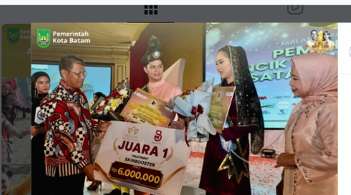 Sekda Kota Batam, Firmansyah menyerahkan hadiah kepada Duta Wisata Encik dan Puan di Malam Grand Final Pemilihan Duta Wisata Batam 2026. (Foto:Ig Diskominfo Batam)