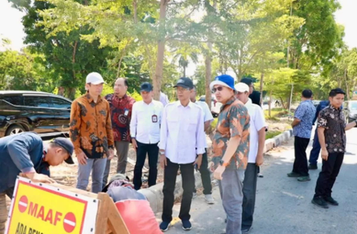 Walikota Batam Amsakar Achmad saat meninjau taman kota dan pembangunan infrastruktur.(Foto:Diskominfo Batam)