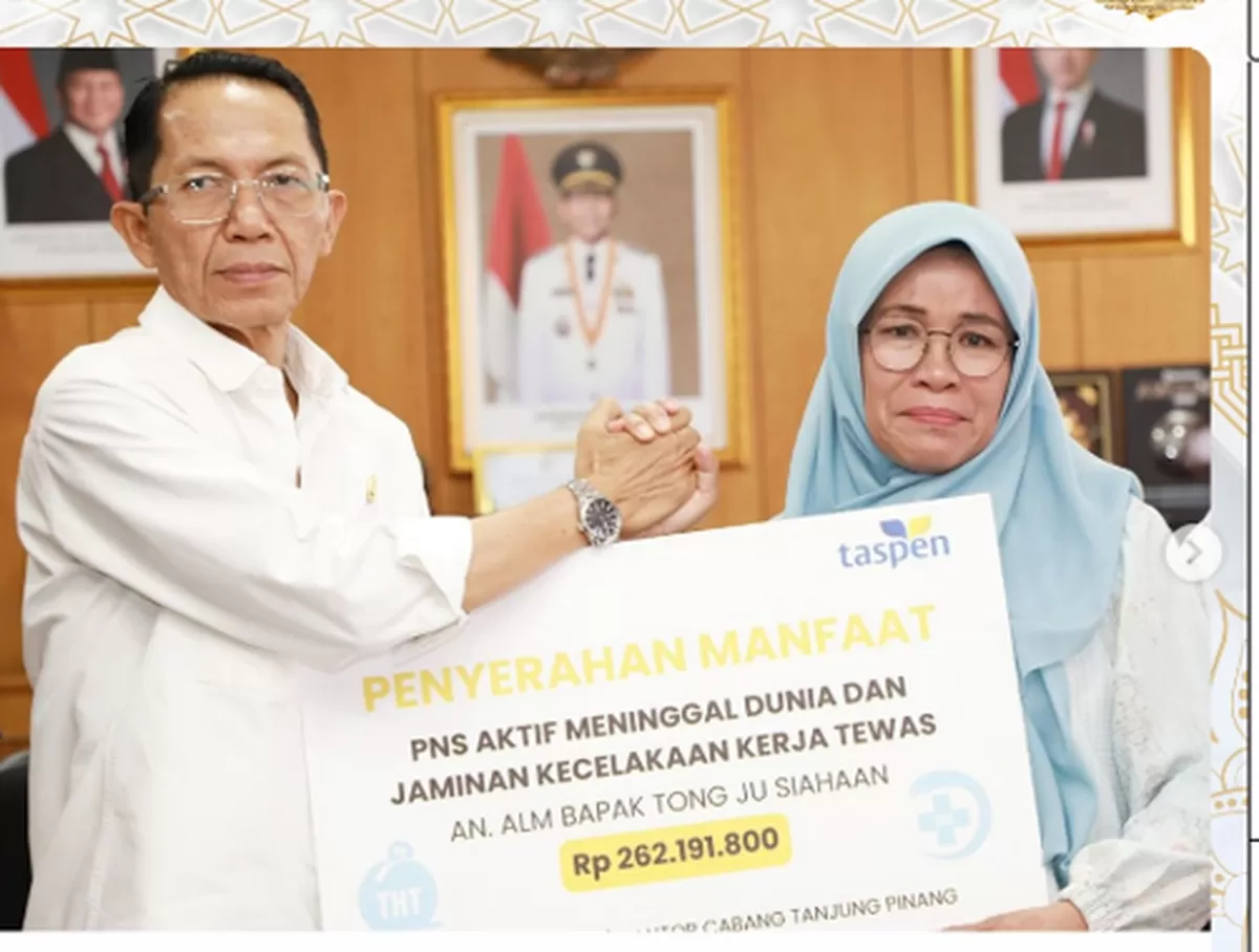 Walikota Batam Amsakar Achmad menyerahkan santunan kematian kepada ahli waris ASN dilingkungan Pemko Batam.(Foto:Diskominfo Batam) 