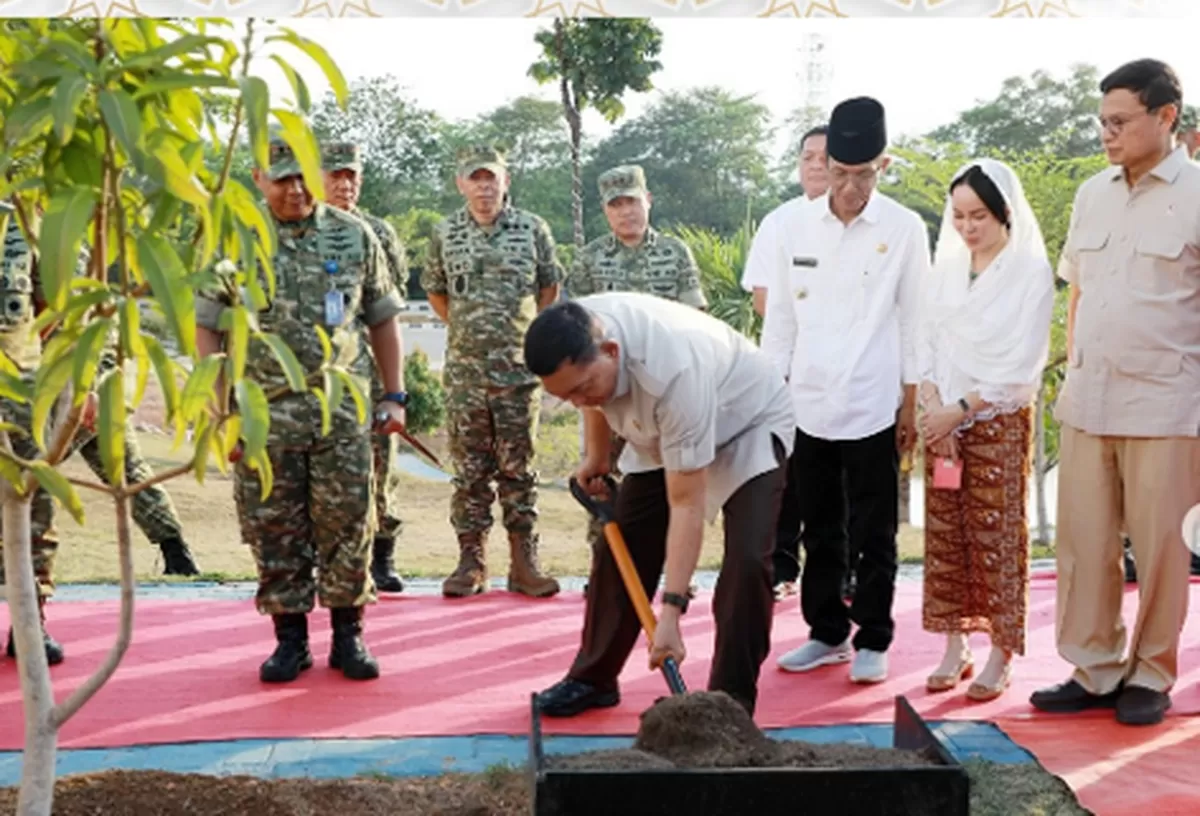 Menhan RI, Sjafrie Sjamsoeddin melakukan penanaman pohon mangga dan ketapang didampingi Walikota Batam Amsakar Achmad. (Foto: Diskominfo Batam)