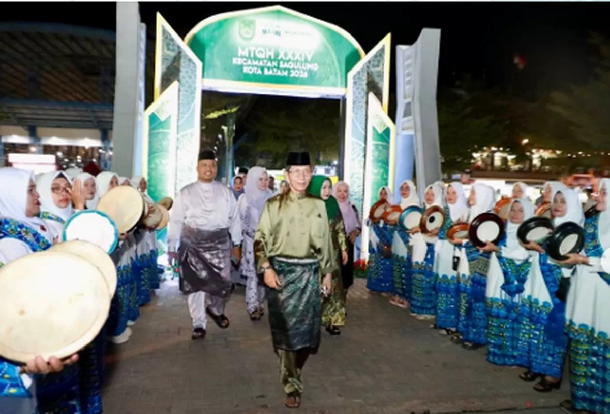 Walikota Batam Amsakar Achmad disambut musik Kompang saat menghadiri pembukaan MTQH XXXIV Tingkat Kecamatan Sagulung di Alun-alun SP Plaza, Sagulung. (Foto: Diskominfo Batam)