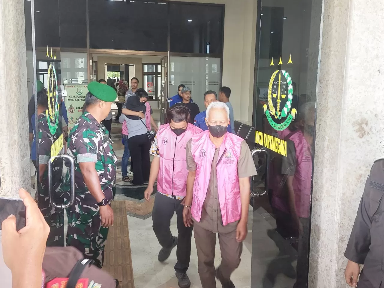 Tersangka proyek Factory Sharing Jahe di Jonggon Jaya ditahan Kejari Kukar (Elmo/Prokal.co)  