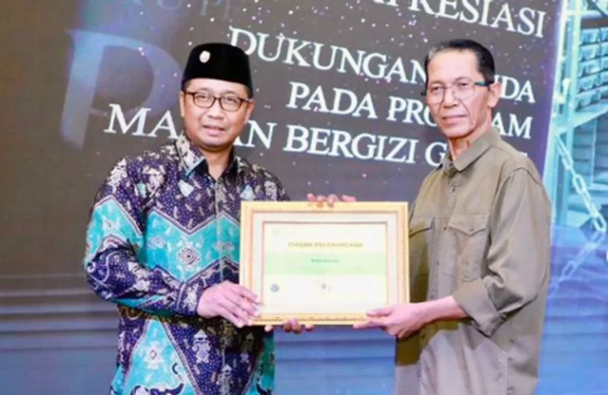 Walikota Batam Amsakar Achmad saat menerima penghargaan dari Kepala BPMP Kepri, Warsita kategori Dukungan Pemerintah Daerah pada Program MBG. (foto: Diskominfo Batam)