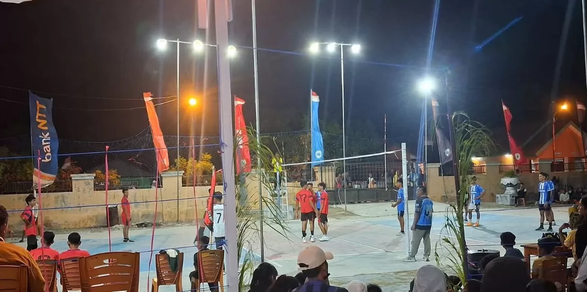 Tim bola voli putera sedang bermain.  (Yongki Pawe Due/SketsaNusantara.id)
