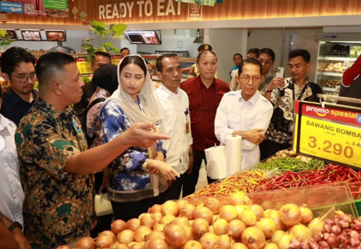 Wamendag RI, Dyah Roro Esty Widya Putri  saat meninjau harga dan stok sembako di Hypermart Nagoya Hill, Batam.(Foto: Diskominfo Batam)