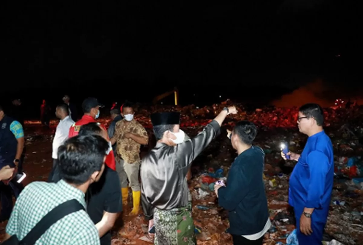 Walikota Batam Amsakar Achmad saat kebakaran di salah satu wilayah di Batam beberapa waktu lalu. (Dok: Diskominfo Batam)