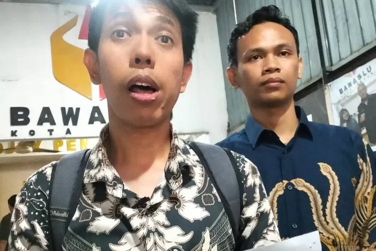 Warga Cipayung Laporkan Oknum Anggota DPRD Kota Depok ke Bawaslu pada Kamis (24/10).