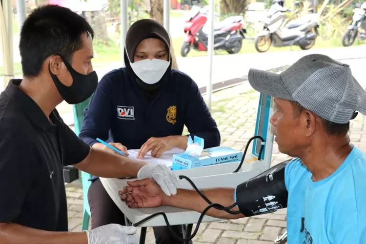 Polres Metro Depok menurunkan bidang kesehatan, guna membantu pelayanan kesehatan kepada petugas Pemilu 2024, di Gudang Kotak Suara, Kelurahan Pancoranmas, Kecamatan Pancoranmas, Kota Depok, dimulai dari pukul 09.00 WIB - selesai, Jumat (16/2). (Polres Metro Depok)