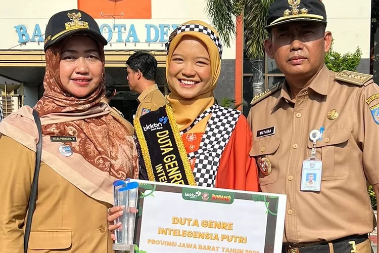 Suci Jumiati Islami (Tengah), Lurah Mekarjaya, Nelda Purnadia (Kiri) dan Camat Sukmajaya, Wiyana (Kanan), di lapangan apel Balai Kota Depok.