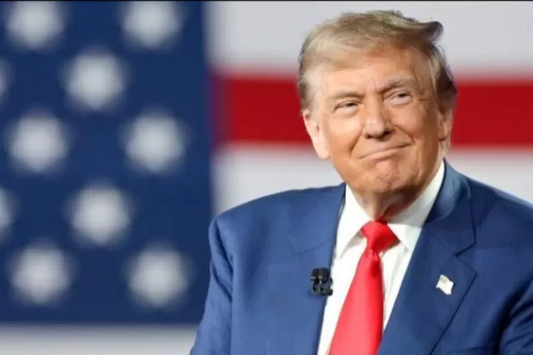 Kebijakan tarif Trump digugat di pengadilan, pengusaha kecil merasa dirugikan dan pertanyakan kewenangan sang presiden. (HukamaNews.com / Net)