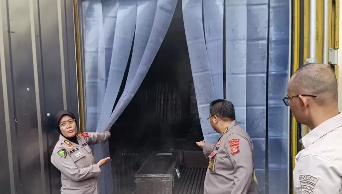 Tim DVI Polda Jawa Barat memperlihatkan peti jenazah hasil identifikasi korban tanah longsor di Desa Pasirlangu, Kecamatan Cisarua, Kabupaten Bandung Barat./Foto:ANTARA