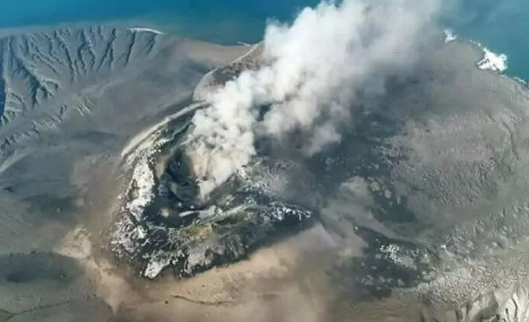 Tampilan udara Gunung Anak Krakatau yang menunjukkan aktivitas erupsi di kawasan Selat Sunda,  (inspiratifonline.com/dok. Istimewa)