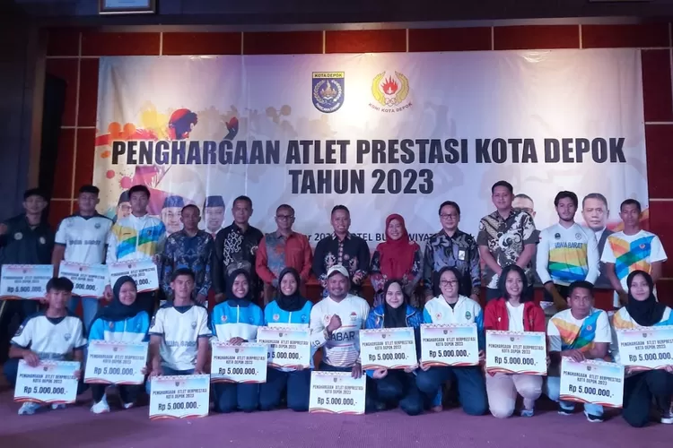 Ketua KONI Kota Depok, Herry Suprianto, Sekretasris Depok, Supian Suri memberikan apresiasi kepada Atlet dan Pelatih Berprestasi di Kota Depok di Hotel Bumi Wiyata, Jalan Margonda, Kecamatan Beji, Kota Depok, Kamis (28/12). (Radar Depok)