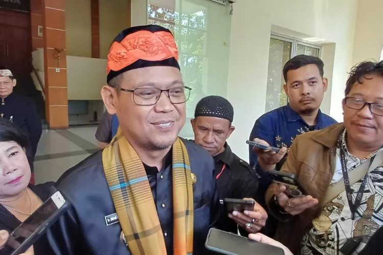 Ketua DPD PKS Kota Depok, Imam Budi Hartono saat menghadiri Rapat Paripurna HUT Ke-25 Kota Depok, Jumat (26/4). (ANDIKA/RADAR DEPOK)