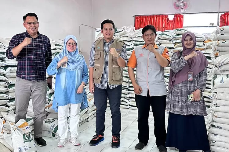 Kepala Kantor Pos Kota Depok, Cecep Yusup Kusnawan memantau jalanya penyaluran CBP di wilayah Kota Depok. (ANDIKA EKA/RADAR DEPOK)