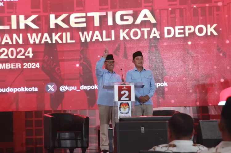  Calon Walikota dan Wakil Walikota Depok, Nomor Urut 2 Supian Suri dan Chandara Rahmansyah (Supian-Chandra) dalam debat pamungkas Pilkada Depok 2024, Kamis (21/11) malam.