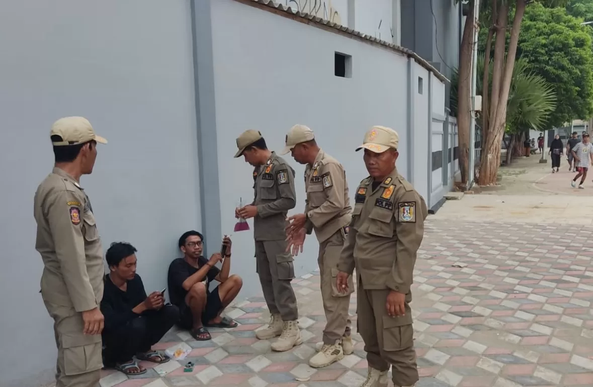 Tenggak Es Moni Saat Ramai Aktivitas Olahraga di GOR Tuban Lima