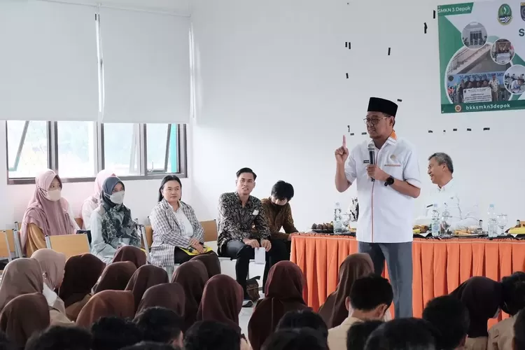 Wakil Walikota Depok, Imam Budi Hartono saat menghadiri Sosialisasi Pelatihan Bahasa Jepang dan Magang ke Jepang di aula SMKN 3 Depok, Rabu (21/2). (PEMKOT DEPOK)