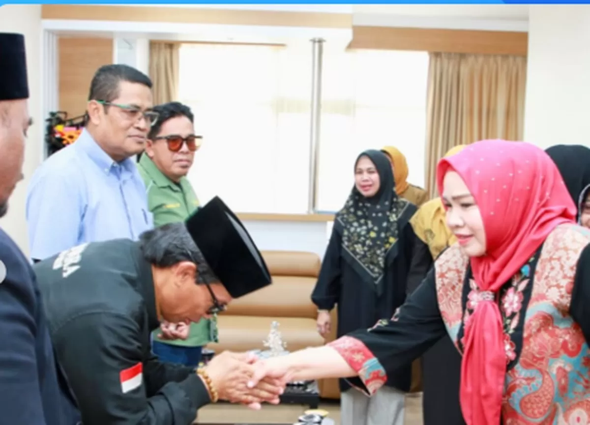 Erlita Amsakar bersalaman dengan pengurus LASQI Kota Batam usai menggelar pertemuan. (Foto: Diskominfo Batam)