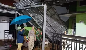 Babinsa dan Bimas Pasir Putih Cekatan Bantu Warga yang Kebanjiran di Kota Depok