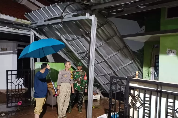 Babinsa dan Bhabinkamtibmas siap tanggap bantu warga korban longsor evakuasi di Perumahan Raffa Residence 5 Blok G5 RT5/5, pada Minggu (6/4) malam. (DOKUMEN NARASUMBER)