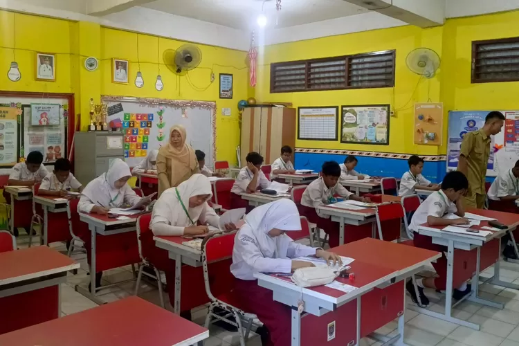 ILUSTRASI : suasana pembelajaran di salah satu kelas di sekolah di Kota Depok. (ANDIKA EKA/RADAR DEPOK)
