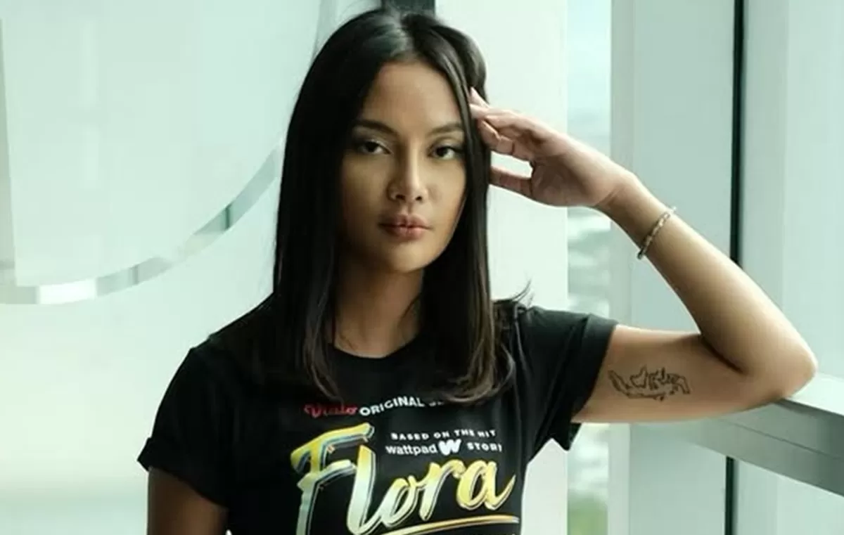 Potret Erika Carlina yang mengaku pernah punya pengalaman tak menyenangkan karena hampir jadi korban pelecehan saat naik taksi online sendirian (Instagram/erika_carl)