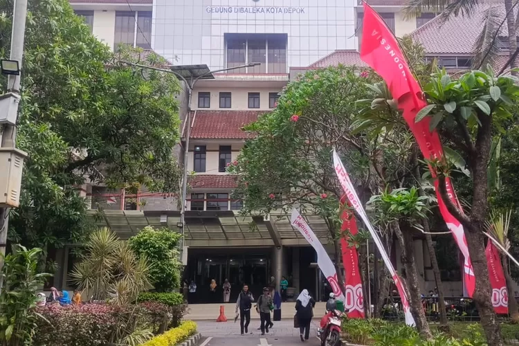 BERKIBAR : Umbul-umbul Merah Putih yang terpasang di lingkungan Pemkot Depok. (ALDY RAMA/RADAR DEPOK)