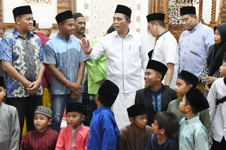 Gubernur Kepri Ansar Ahmad saat kegiatan bersafari ramadhan./net